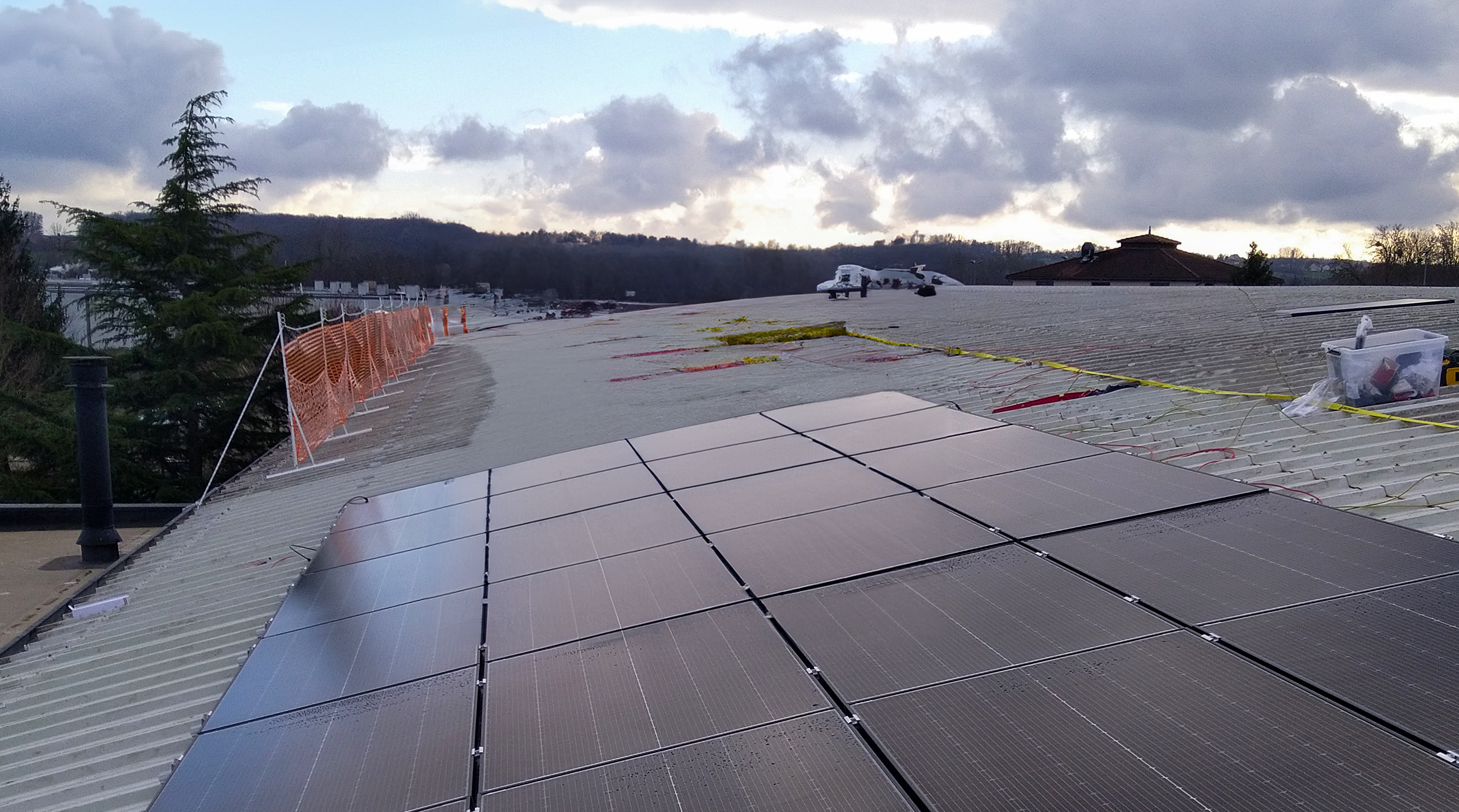 Les panneaux solaires sont installés sur le toit de la patinoire.