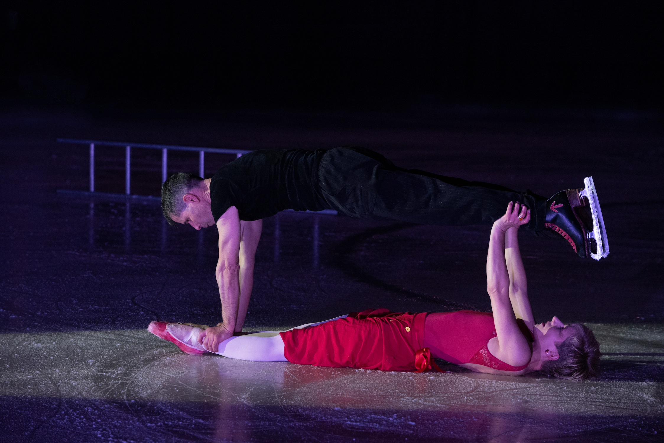Les patineurs de la compagnie Moins 5 sont en scène sur la glace lors du Festival Moins 5 pour la représentation d'ArtS sur Glace.