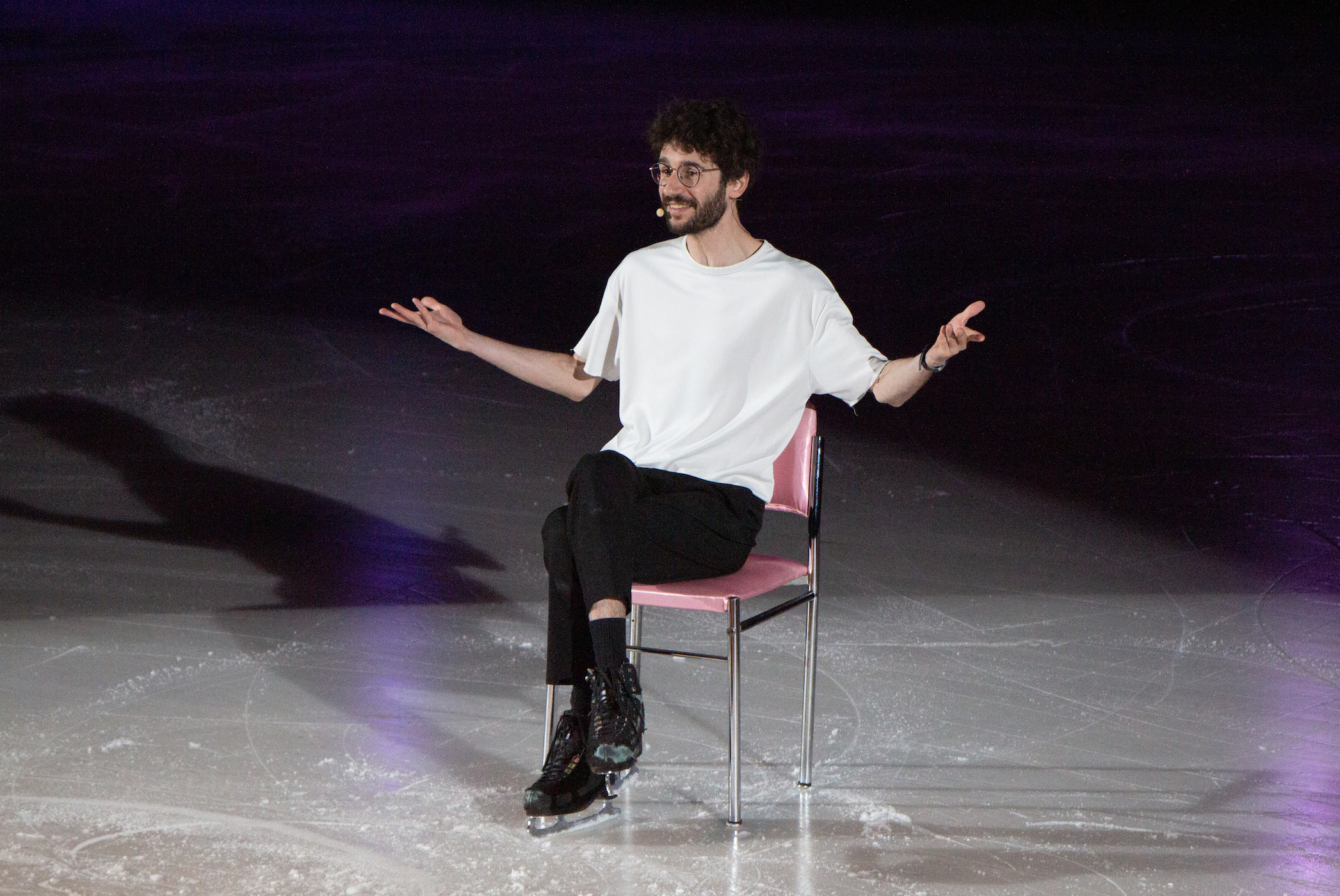 François Mallet présentant son one man show heureux soient les fêlés sur la glace lors du Festival Moins 5